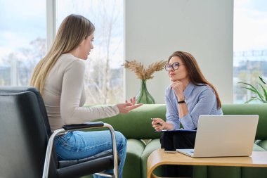 Profesyonel kadın terapist psikolog genç bir kadın hastayla çalışıyor. Psikoloji psikoterapi zihinsel terapi seansı, gençlik öğrencileri için sosyal psikolojik hizmet