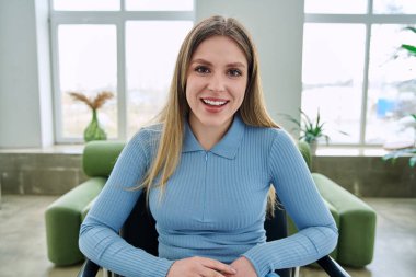 Web kamerasında genç ve güzel bir kadının kameraya, internet toplantısına ve sohbet konferansına baktığı görülüyor. Çekici kadın blogger vlog kaydedici evde video, uzaktan iletişim