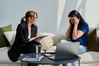 Kadın psikologla terapi seansında mutsuz bir kadın. Hasta terapist psikoterapistle sorunları tartışıyor. Ruh sağlığı, yardım desteği, psikoloji, psikoterapi