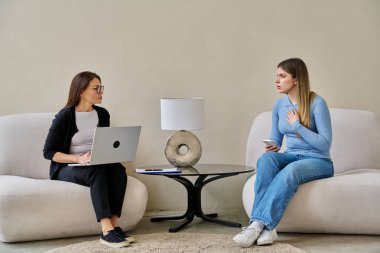 Genç bir kadın için profesyonel psikolojik destek. Hasta ve kadın terapist danışman sosyal hizmet görevlisi konuşması, terapi seansı. Psikoloji, psikoterapi, danışmanlık, ruh sağlığı hizmetleri.