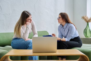 Psikolog, terapist ve danışman olarak psikoterapi seansı sırasında genç bir bayan hasta. Sosyal sağlık hizmetleri, psikoloji, gençlik sağlığı, profesyonel tedavi desteği