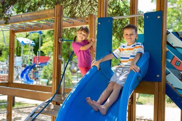 Aktive Und Fröhliche Kinder Spielen Auf Dem Außenspielplatz — Stockfoto
