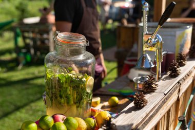 Sokak pazarında ferahlatıcı limonatalı cam kavanozlar.