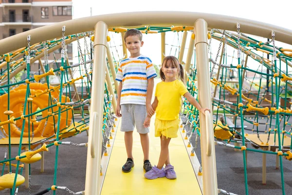 Kinder Geschwister Spielen Auf Einem Modernen Spielplatz Und Klettern Einem — Stockfoto
