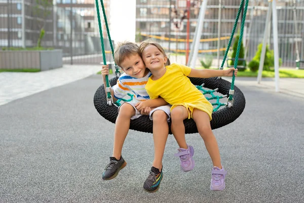 Ein Junge Und Ein Mädchen Reiten Auf Einer Schaukel Einem — Stockfoto