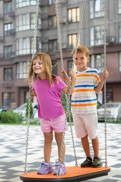 Children Friends Have Fun Riding Big Swing Standing Roll Out — Stock Photo, Image