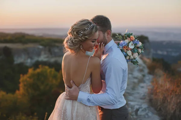 Recém Casados Beijam Pôr Sol Nas Montanhas — Fotografia de Stock