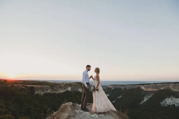 Recém Casados Abraçam Pôr Sol Beira Pico Montanha — Fotografia de Stock