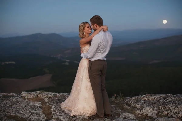 Recém Casados Abraçam Noite Nas Montanhas — Fotografia de Stock