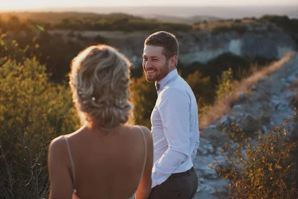 Sposo Sta Tenendo Mano Delle Spose Cima Alla Montagna Seguimi — Foto Stock