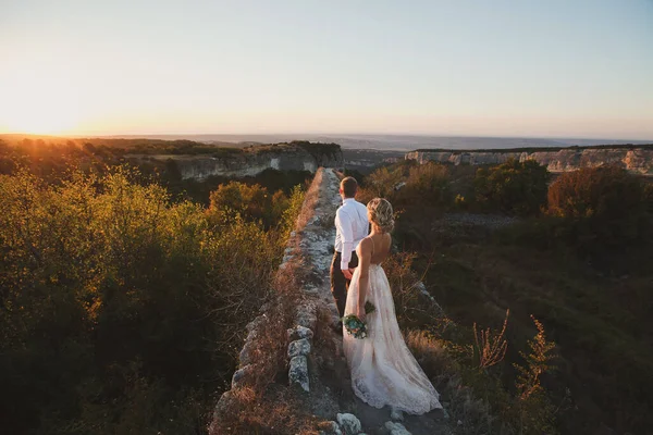 Vőlegény Fogja Menyasszony Kezét Hegy Tetején Kövessetek — Stock Fotó