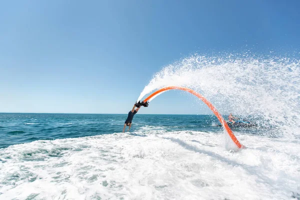 Desporto Aquático Extremo Tipo Está Voar Parapeito Aquático Muita Pressão — Fotografia de Stock