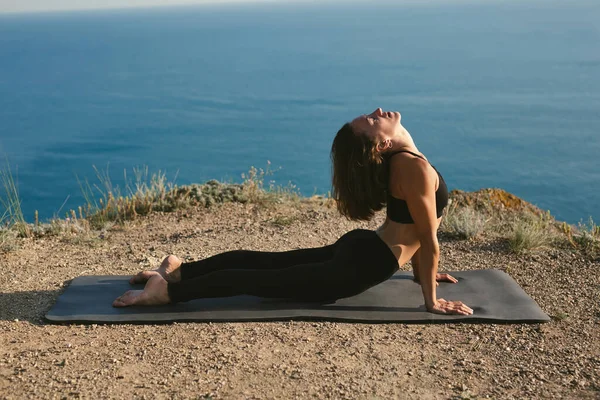 Жінка Медитує Під Час Занять Вправами Йоги Горах Тлі Моря — стокове фото