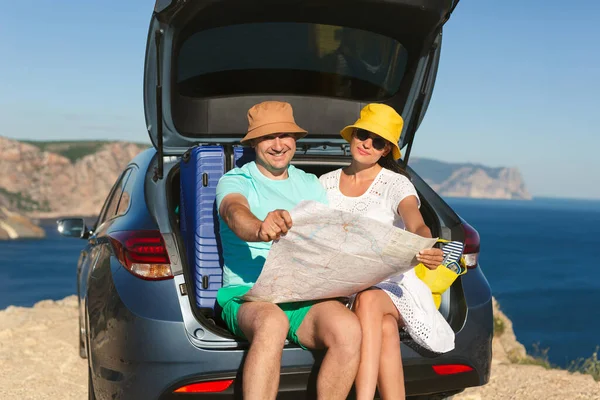 Homem Feliz Uma Mulher Estão Sentados Porta Malas Carro Junto — Fotografia de Stock