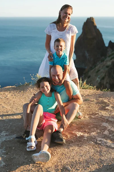 Gelukkige Familie Van Vier Zit Een Klif Met Uitzicht Zee — Stockfoto