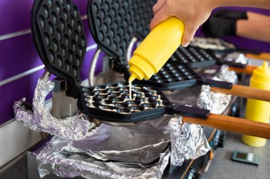 Hong Kong waffle 'ı hazırlıyorum. Waffle makinesinin üzerine hamur dök.