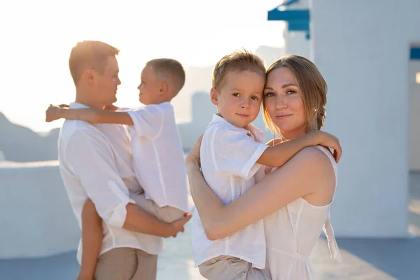 Gelukkige Familie Vakantie Santorini Griekenland Ouders Houden Hun Zonen Hun — Stockfoto
