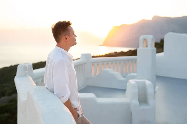 ギリシャのサントリーニ島の白いシャツを着た若い男の肖像画 — ストック写真