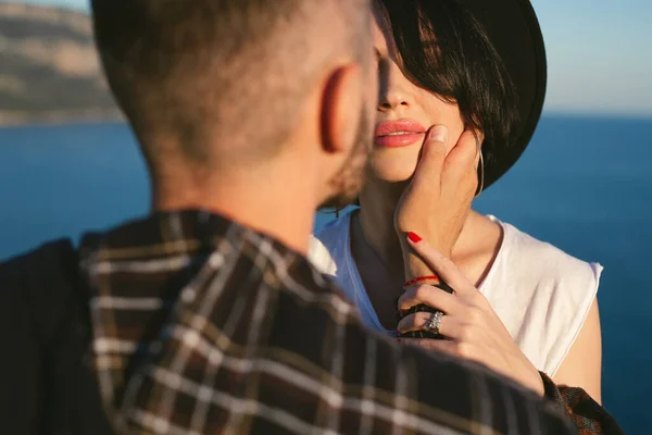 Jovem Casal Feliz Apaixonado Momento Romântico Quando Homem Beija Uma — Fotografia de Stock