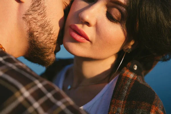Молодая Счастливая Пара Влюблена Романтический Момент Мужчина Целует Женщину Видом — стоковое фото