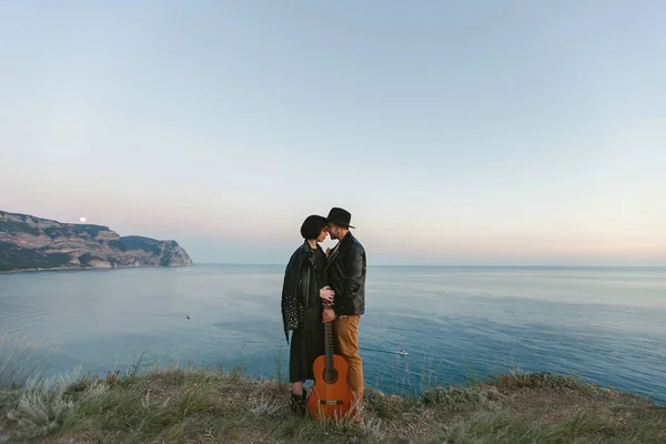 Denize Bakan Bir Dağın Tepesindeki Gitara Aşık Bir Çift Gün — Stok fotoğraf