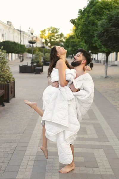 Zamilovaný Pár Muž Žena Objímají Líbají Prázdných Ulicích Města Úsvitu — Stock fotografie