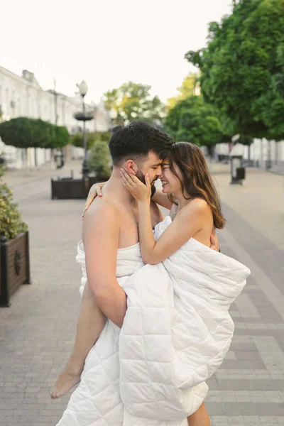 Zamilovaný Pár Muž Žena Objímají Líbají Prázdných Ulicích Města Úsvitu — Stock fotografie