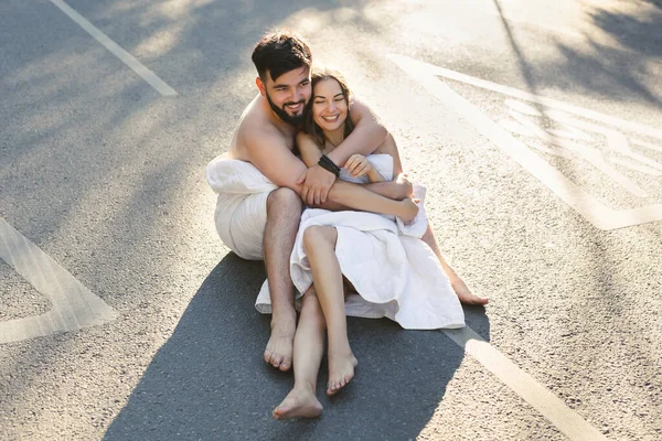 Ein Mann Und Eine Frau Weißen Decken Sitzen Morgens Auf — Stockfoto