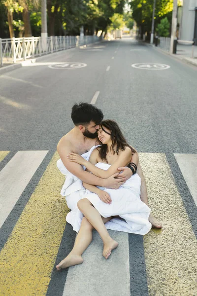 Sabahleyin Beyaz Battaniyeli Bir Adam Bir Kadın Boş Bir Şehir — Stok fotoğraf