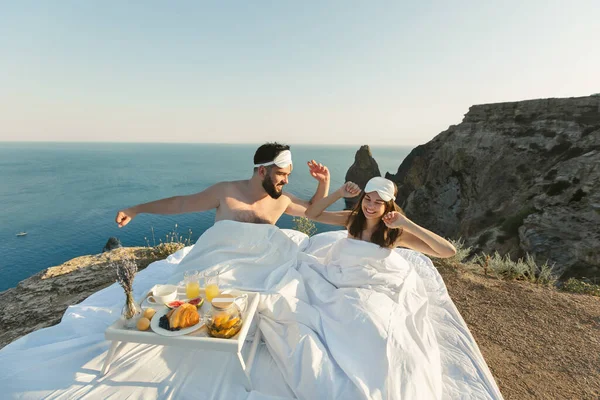 Ein Mann Und Eine Frau Amüsieren Sich Einem Weißen Bett — Stockfoto