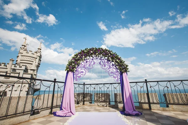 Bröllop Båge Lila Färg Bakgrunden Havet — Stockfoto