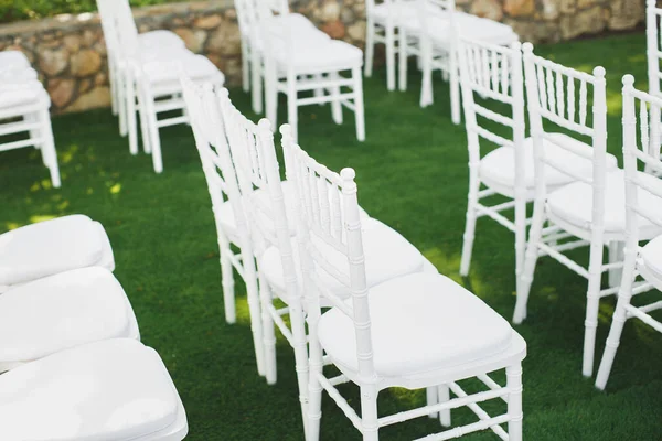 Vackra Vita Bröllopsstolar Vid Ceremonin Parken — Stockfoto