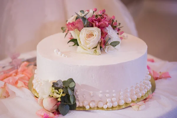 宴会上漂亮的结婚蛋糕 — 图库照片