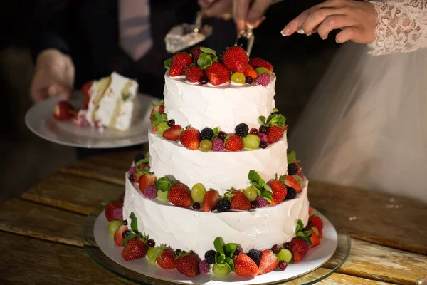 Жених Невеста Свадьбе Прием Резки Свадебный Торт — стоковое фото