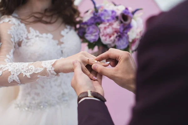 Жених Надевает Кольцо Невесту Свадебной Церемонии — стоковое фото