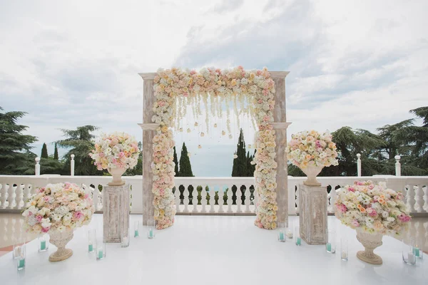 Elegant Bröllop Båge Med Färska Blommor Vaser Bakgrunden Havet Och — Stockfoto