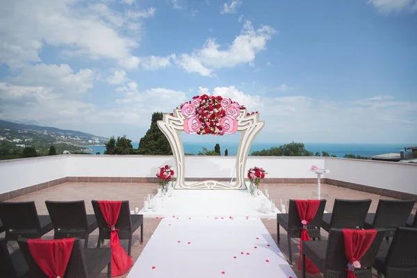 Båge Röd För Bröllopsceremonin Havet Berget — Stockfoto