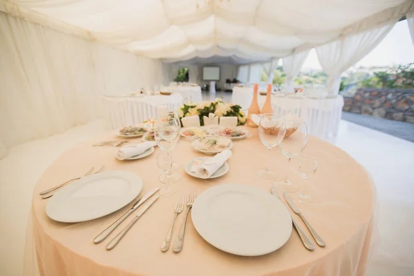Schöner Bankettsaal Unter Einem Zelt Für Einen Hochzeitsempfang — Stockfoto