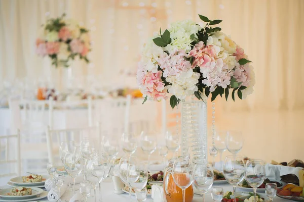 Blumen Auf Dem Hochzeitstisch — Stockfoto