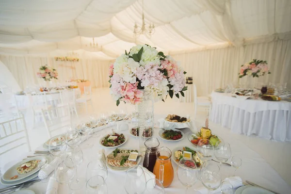 Schöner Bankettsaal Unter Einem Zelt Für Einen Hochzeitsempfang — Stockfoto