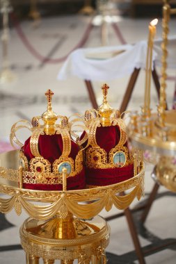 Ortodoks kilisesinde düğün için altın taçlar hazır.