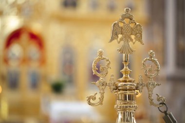 Düğün töreninden önce Katedral 'deki sunak ve minber.