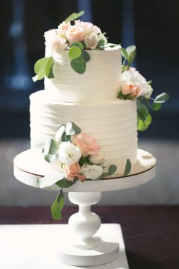 Düğündeki yeni evliler için güzel bir düğün pastası. Şölende bir doğum günü pastası.