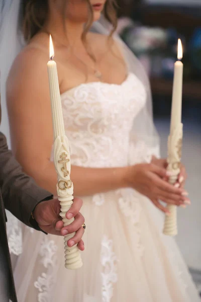 Svatební Obřad Kostele Nevěsta Bílých Šatech Závoji Drží Svíčky — Stock fotografie