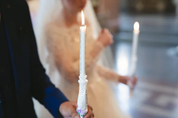 Huwelijksceremonie Kerk Bruid Een Witte Jurk Sluier Houdt Kaarsen Vast — Stockfoto