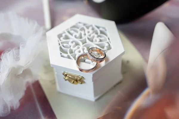 式の前に美しい箱に結婚指輪 結婚式の日の詳細 — ストック写真