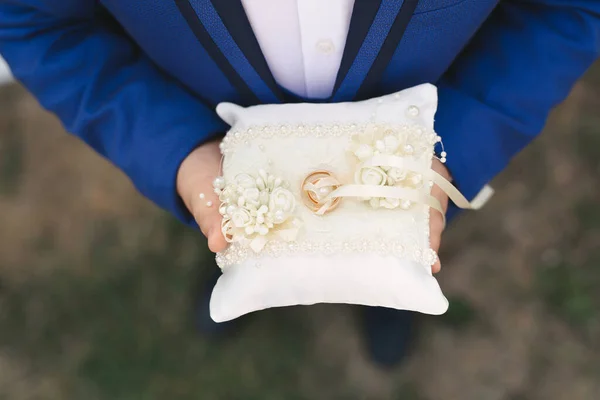 Anéis Ouro Casamento Travesseiro Madeira Anéis Casamento Nas Mãos Noivo — Fotografia de Stock