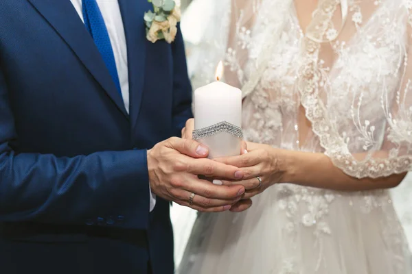 Uma Vela Nas Mãos Dos Recém Casados Ignição Lareira Família — Fotografia de Stock