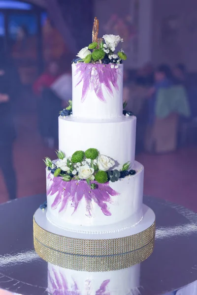결혼식에서 부부를 아름다운 케이크야 연회에서 케이크 — 스톡 사진