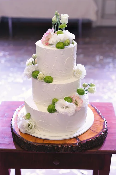 婚礼上新婚夫妇的漂亮结婚蛋糕 宴会上的生日蛋糕 — 图库照片